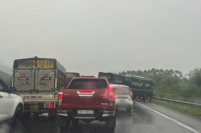 Tai nạn liên tiếp trong mưa, cao tốc Nội Bài - Lào Cai ùn ứ