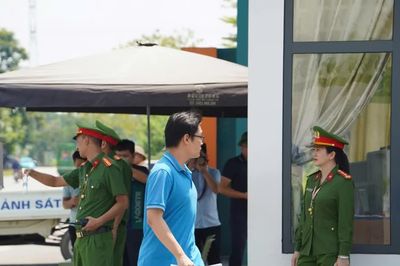 Thí sinh chuyên Tuyên Quang bắt đầu thi lại, đề Văn thế nào?