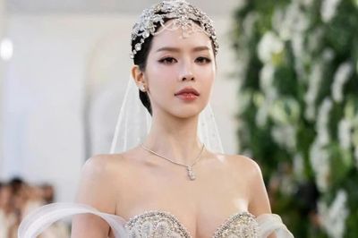 Trịnh Thăng Bình theo dõi Hoa hậu Thanh Thủy diễn váy cưới