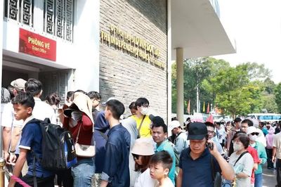 Từ lúc thu phí máy ảnh, doanh thu Dinh Độc Lập ra sao?