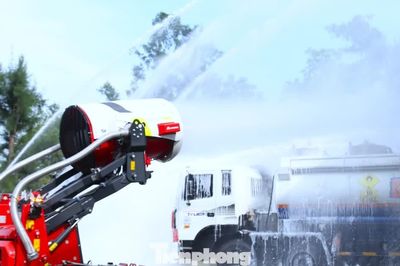 Robot chữa cháy giữa 'biển lửa' tại kho xăng dầu