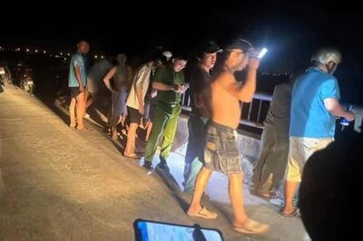 Bất ngờ người phụ nữ bỏ dép, giấy nhắn 'vớt xác' trên cầu để dọa chồng