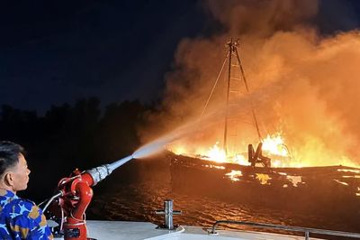 Ba tàu cá bốc cháy trong đêm tại bờ biển Ninh Bình