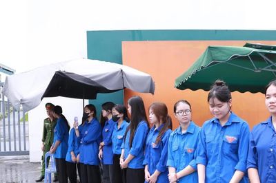 Đoàn viên, thanh niên hỗ trợ thí sinh ở điểm thi lại tại THPT chuyên Tuyên Quang