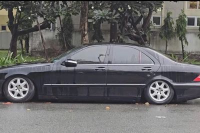 Xác minh ô tô Mercedes biển số 'lộc phát' bị bỏ lại bên đường gần sân bay Tân Sơn Nhất