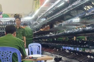 Chủ cửa hàng ở Cần Thơ bị khởi tố vì bán giày, dép giả nhãn hiệu nổi tiếng