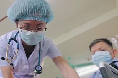 Sơ suất khiến người đàn ông phải cắt cụt chân vì ngâm nước trà xanh nóng