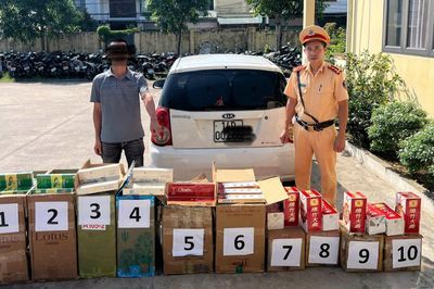 Kiểm tra xe bán tải trong đêm, cảnh sát phát hiện hàng trăm bình chứa hàng cấm
