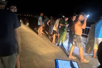 Giận chồng, người phụ nữ để dép, giấy 'nhờ vớt xác' trên cầu rồi bế con đi chơi