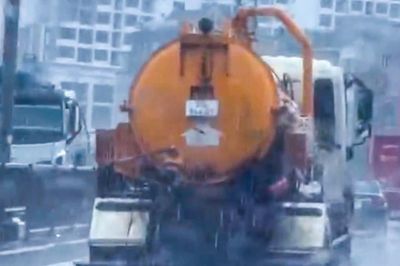 Danh tính tài xế xe bồn hút bùn để chất thải tràn xuống Vành đai 3 Hà Nội