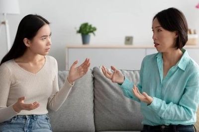 Vì sao con càng trưởng thành càng xa cách cha mẹ dù gia đình không mâu thuẫn?