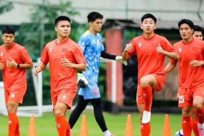 Cận cảnh buổi tập đầu tiên của đội tuyển Việt Nam trên sân Kuala Lumpur