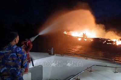 Dập tắt đám cháy, cứu hộ 3 tàu cá tại cảng Hồng Anh