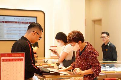 Vàng miếng SJC giảm 1 triệu đồng, người mua thận trọng tích trữ
