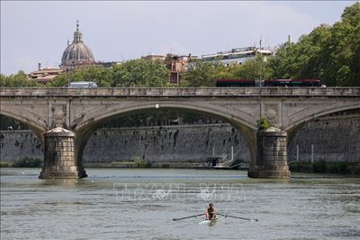 Hạn hán làm lộ cây cầu cổ ở Italy