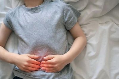 Bé gái 9 tuổi đau bụng, buồn nôn, bác sĩ gắp ra thứ đáng sợ trong bụng