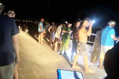 Giận chồng, người phụ nữ bế theo con nhỏ và có hành động không thể ngờ