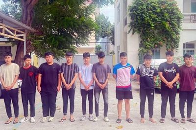 Chạy xe tới 130 km/h, rú ga nẹt pô gây náo loạn đường phố, 12 đối tượng bị bắt