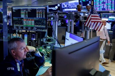 S&P 500 lập kỷ lục mới nhờ cổ phiếu công nghệ, giá dầu giảm hơn 2%