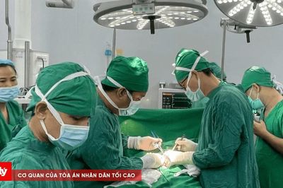 Cứu em bé mắc hở thành bụng bẩm sinh
