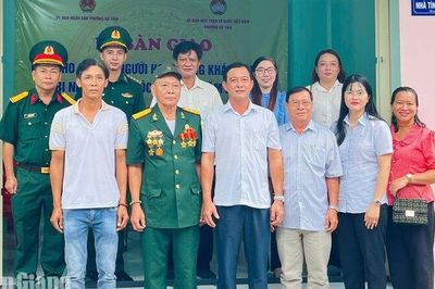 Trao nhà tình nghĩa cho con người bị nhiễm chất độc hóa học ở Hà Tiên