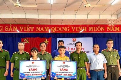 'Em nuôi của Đoàn' tiếp sức học sinh khó khăn