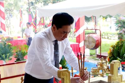 Phó Bí thư Thường trực Thành ủy Nguyễn Khắc Toàn dự lễ tế vong linh các anh hùng nghĩa sĩ tại Nghĩa trủng Phước Ninh