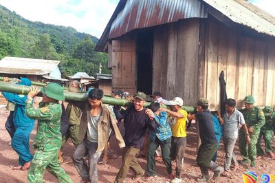 Đồn Biên phòng A Nông hỗ trợ di dời các hộ dân khỏi khu vực nguy cơ sạt lở