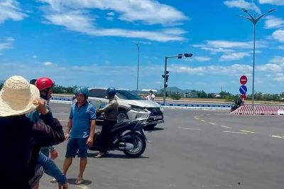 Ô tô va chạm xe máy tại ngã tư ở Tuy Phước Đông khiến cụ ông tử vong