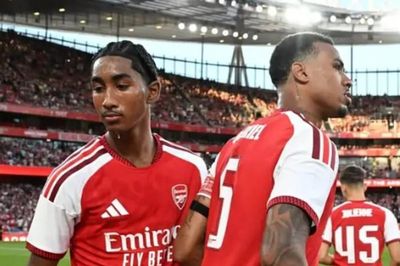 Trung vệ 16 tuổi Marli Salmon trở thành phương án chất lượng cho Arsenal khi Saliba chấn thương