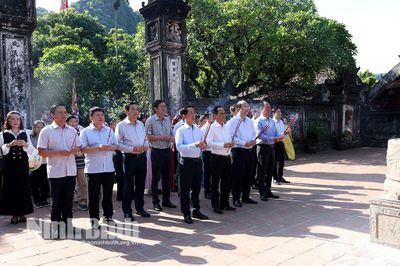Đoàn đại biểu lãnh đạo tỉnh Cà Mau dâng hương tại Khu di tích Quốc gia đặc biệt Cố đô Hoa Lư