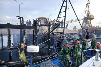 Bộ đội Biên phòng tỉnh khẩn trương dập tắt đám cháy, cứu hộ 3 tàu cá trong đêm