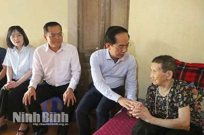 Đoàn công tác tỉnh Cà Mau thăm, tặng quà gia đình thân nhân liệt sĩ phường Duy Tân