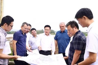 Phó Chủ tịch UBND tỉnh Vũ Việt Văn kiểm tra thực địa vị trí nghiên cứu quy hoạch điểm đổ chất thải rắn xây dựng và bùn thải