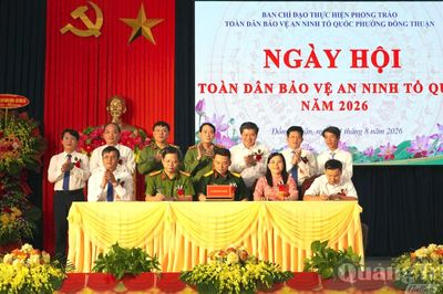 Đồng chí Thứ trưởng Bộ Công an dự 'Ngày hội toàn dân bảo vệ an ninh Tổ quốc' tại phường Đồng Thuận