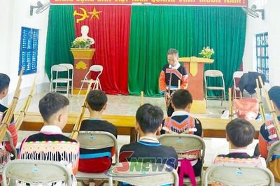 Lớp học khèn Mông ở Háng Chơ