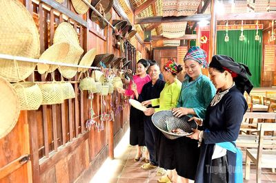 Đổi mới dân vận theo hướng gần Dân