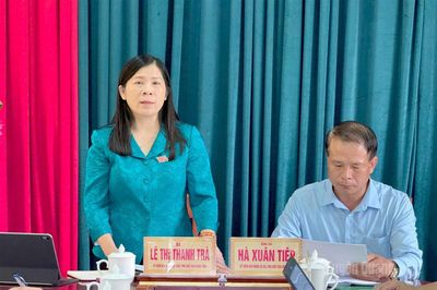 Phó Chủ tịch HĐND tỉnh Lê Thị Thanh Trà tiếp công dân xã Xuân Vân