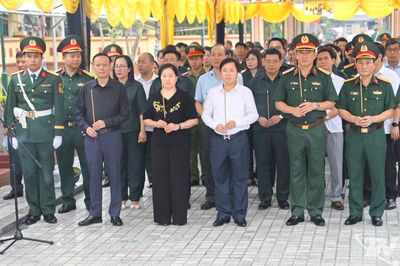 Lấy mẫu hài cốt liệt sĩ chưa xác định danh tính tại xã Đại Từ