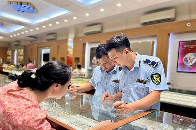 Hà Nội tăng cường quản lý, xử lý vi phạm trên thị trường vàng và ngoại tệ