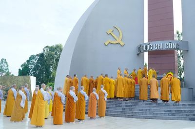 Đồng Tháp: Ban Trị sự GHPGVN tỉnh tưởng niệm anh linh liệt sĩ tại Nghĩa trang Liệt sĩ tỉnh