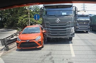 Len làn, tạt đầu xe tải, ô tô lĩnh cú đâm vào sườn