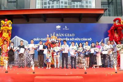 FPT City Đà Nẵng bàn giao giấy chứng nhận quyền sở hữu căn hộ cho cư dân FPT Plaza 3
