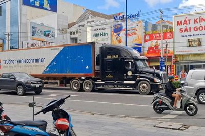 Tai nạn giao thông 14/8: Người đi bộ tử vong sau va chạm với xe đầu kéo trên QL13