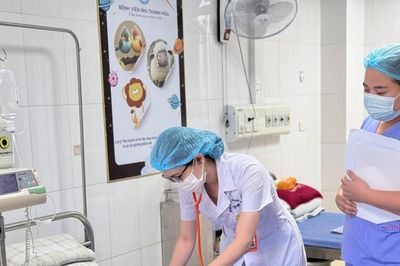 Bé sinh non mắc viêm ruột hoại tử sau khi uống nhầm sữa tươi