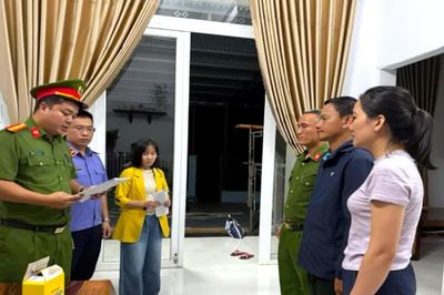 Bắt cán bộ kiểm lâm bảo kê cho 'vàng tặc' khai thác trái phép