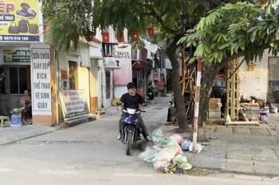 Chưa đến giờ thu gom, rác đã tràn lan trên phố