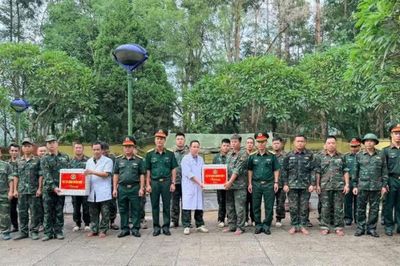 Đoàn công tác Quân khu 1 kiểm tra, nắm tình hình và động viên lực lượng tại Nghĩa trang Đông Khê
