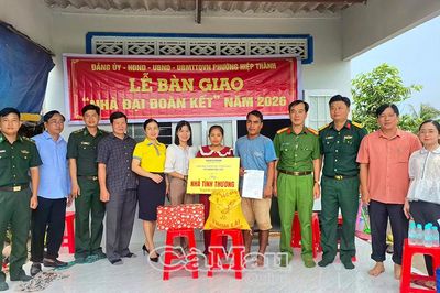 Trao mái ấm, tiếp sức hộ khó khăn