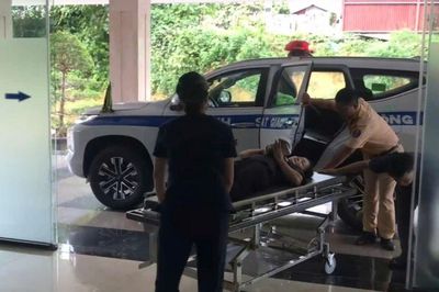 CSGT Lào Cai kịp thời đưa người phụ nữ bị thương nặng đi cấp cứu